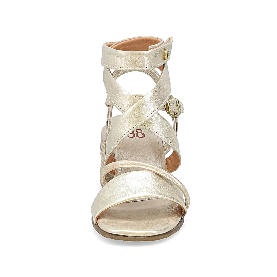 Sandali MACK in pelle argentata con tacco parzialmente avvolto, cinturini intrecciati e dettagli eleganti, perfetti per un look estivo sofisticato.