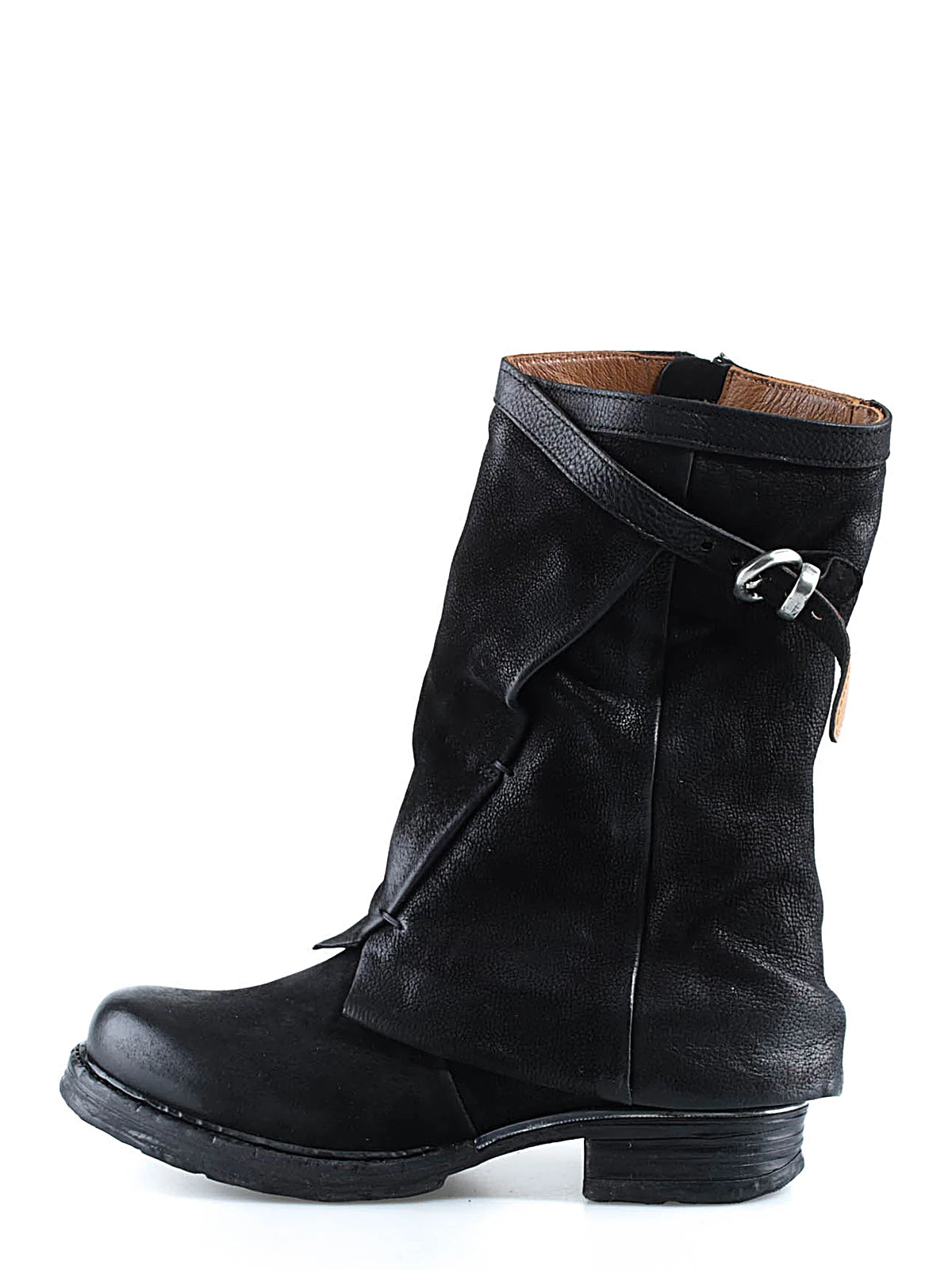 Stivali Seth A.S.98 in pelle nera con cinturini, fibbia metallica, tacco basso e dettagli artigianali in stile rock.