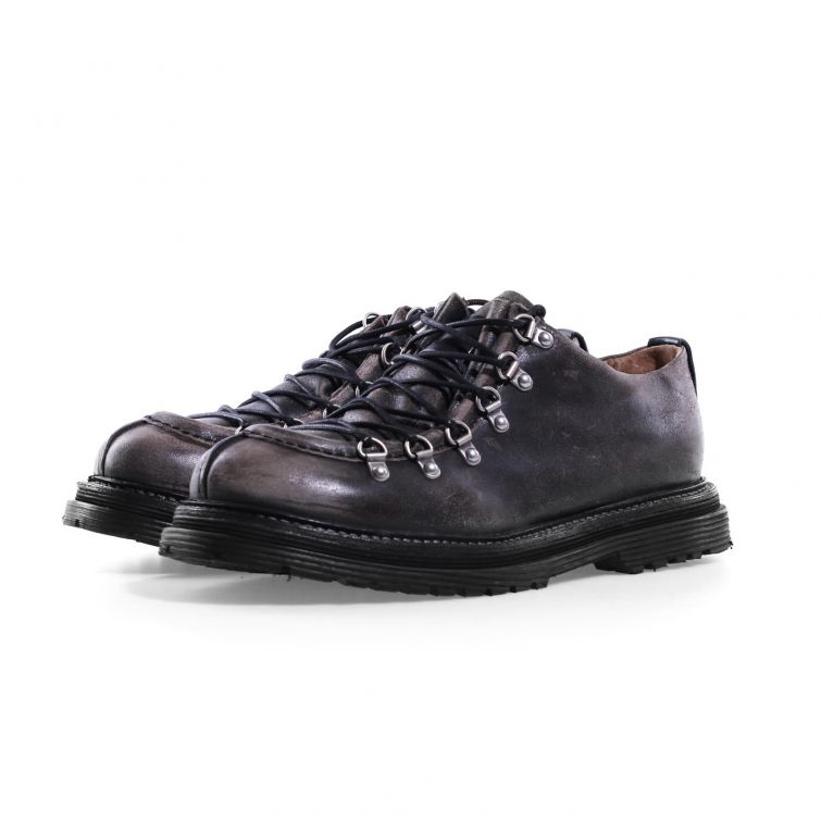 Scarpe SOCRATE A.S.98 in pelle nera con lacci e suola spessa, stile artigianale Made in Italy dal design contemporaneo.