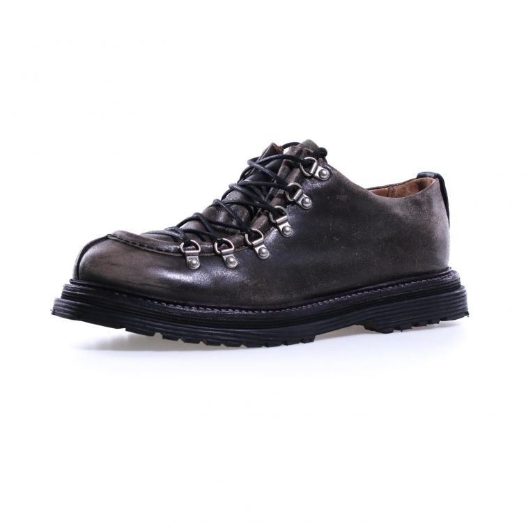 Scarpe SOCRATE A.S.98 in pelle nera con lacci e suola spessa, stile artigianale Made in Italy dal design contemporaneo.