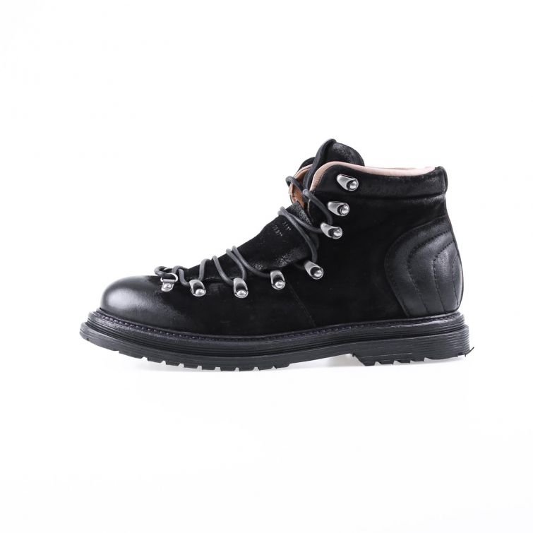 Stivaletti SANTIAGO A.S.98 in pelle nera scamosciata con lacci e dettagli metallici, design artigianale italiano dallo stile urban contemporaneo.