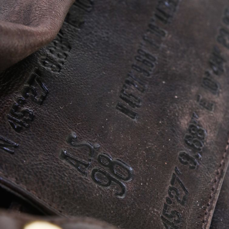 BORSA ADRIEN A.S.98 in pelle – Carattere deciso e stile autentico