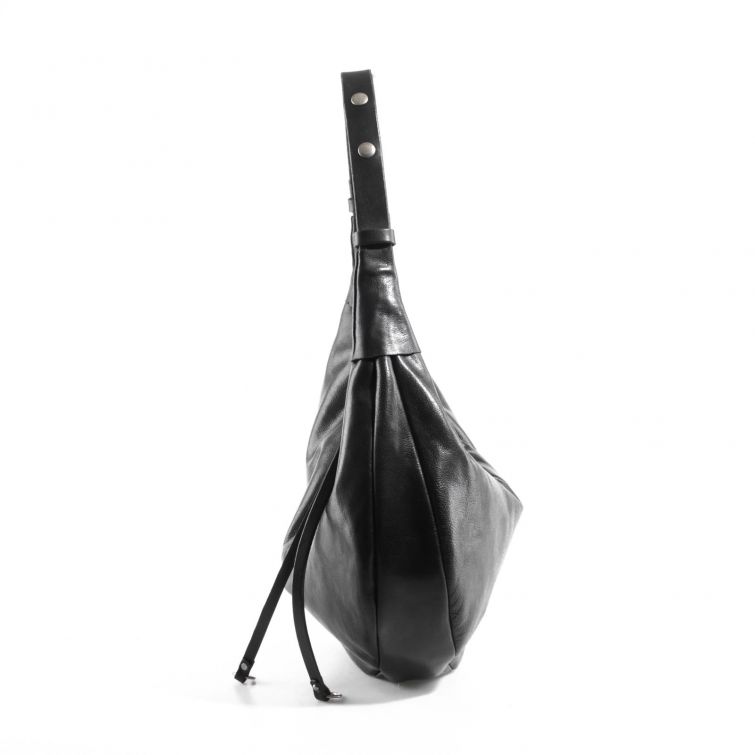 Borsa NANA A.S.98 in pelle nera morbida con design hobo, manico regolabile, chiusura con zip e lavorazione artigianale italiana.