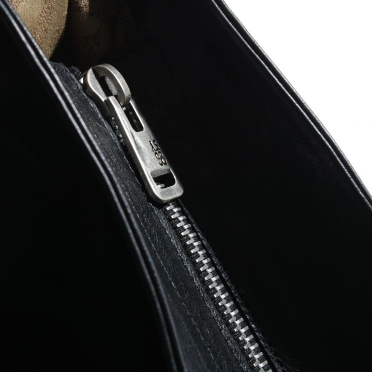 BORSA LOISIA A.S.98 in pelle nera dal design essenziale