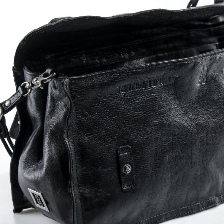 BORSA ESIA A.S.98 in pelle nera dallo stile deciso