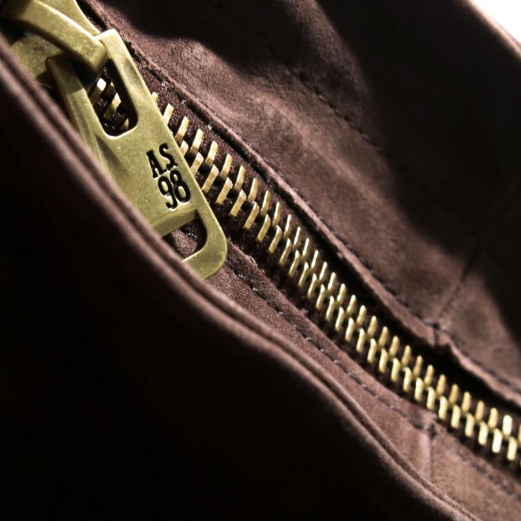 BORSA OLISIA A.S.98 in pelle ebano dal fascino naturale