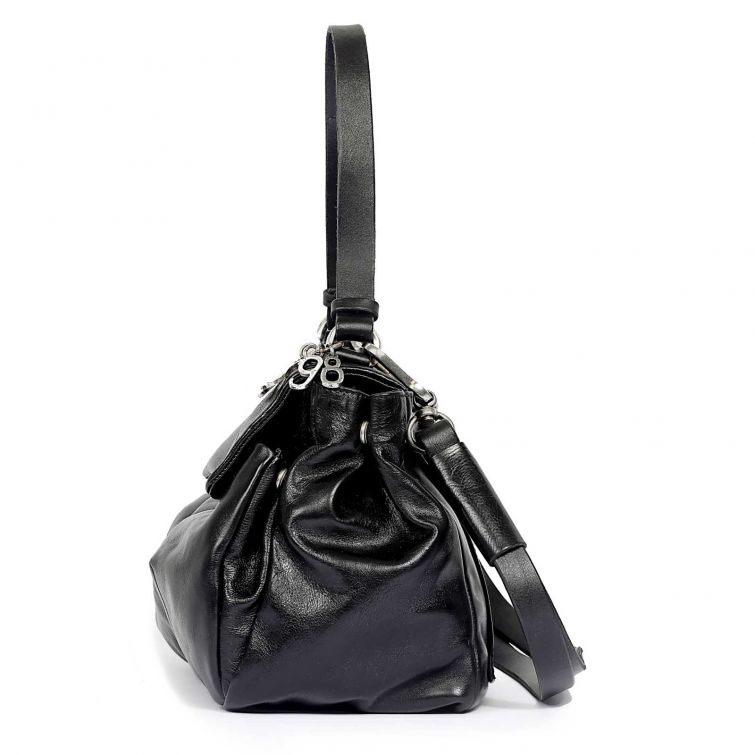 Borsa LÈA A.S.98 in pelle nera morbida con manico a spalla, patta frontale, chiusura metallica e charm logo A.S.98.