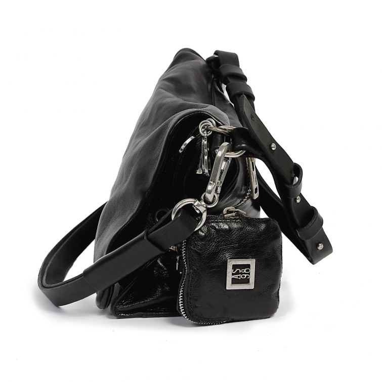 Borsa ELODIE A.S.98 in pelle nera morbida con tracolla, manico a spalla, dettagli metallici e tasca laterale con zip.