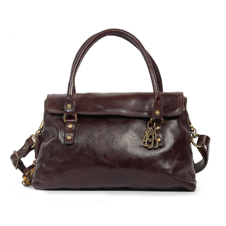 Borsa AMIA A.S.98 in pelle marrone scuro con doppi manici, tracolla, dettagli metallici e charm logo A.S.98.