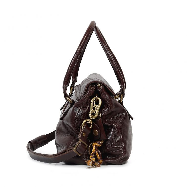 Borsa AMIA A.S.98 in pelle marrone scuro con doppi manici, tracolla, dettagli metallici e charm logo A.S.98.