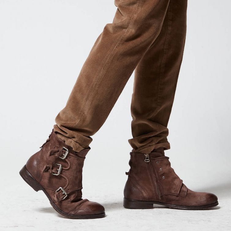 Stivaletti Cooper A.S.98 in pelle marrone con fibbie e allacciature rock.