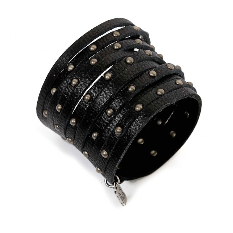 Braccialetto IAN A.S.98 in pelle nera multifascia con borchie metalliche argentate e pendente logato, stile rock unisex.
