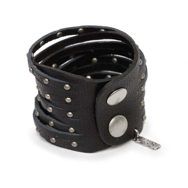 Braccialetto IAN A.S.98 in pelle nera multifascia con borchie metalliche argentate e pendente logato, stile rock unisex.