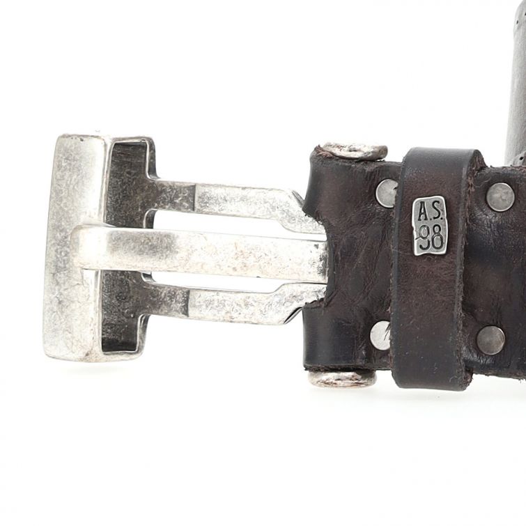 Cintura KAM A.S.98 in pelle marrone con fibbia metallica e rivetti, artigianale Made in Italy.