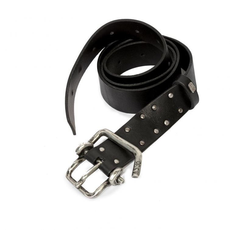 Cintura A.S.98 in pelle nera con fibbia argentata anticata, piccoli rivetti metallici e dettaglio logo inciso, design dallo stile rock e vintage.
