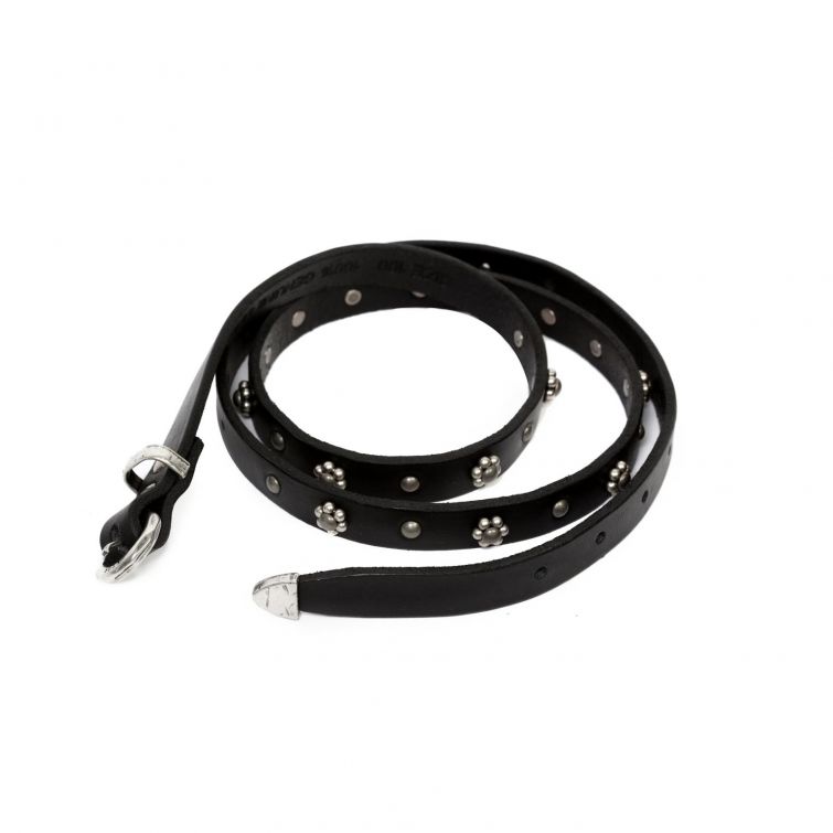 Cintura PARTHEON A.S.98 in pelle nera con borchie argentate a fiore, fibbia metallica e puntale decorativo, design sottile dallo stile rock.