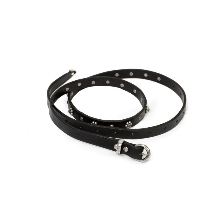 Cintura PARTHEON A.S.98 in pelle nera con borchie argentate a fiore, fibbia metallica e puntale decorativo, design sottile dallo stile rock.