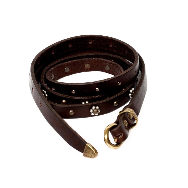 Cintura PARTHEON A.S.98 in pelle marrone scuro con borchie metalliche decorative a fiore, fibbia bronzata anticata e design sottile dallo stile rock.