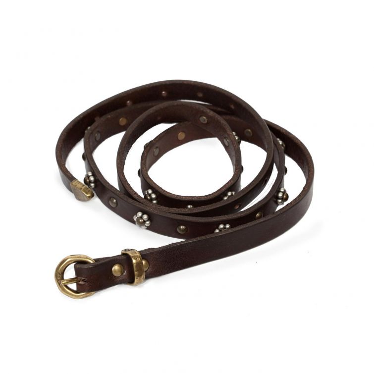 Cintura PARTHEON A.S.98 in pelle marrone scuro con borchie metalliche decorative a fiore, fibbia bronzata anticata e design sottile dallo stile rock.