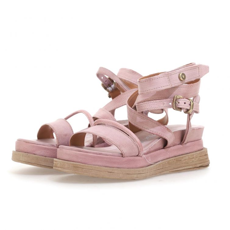 SANDALI LEXI Lagos 2.0: doppia suola, pelle pregiata e design unico per un look grintoso e femminile. Scopri il tuo stile con stile.

