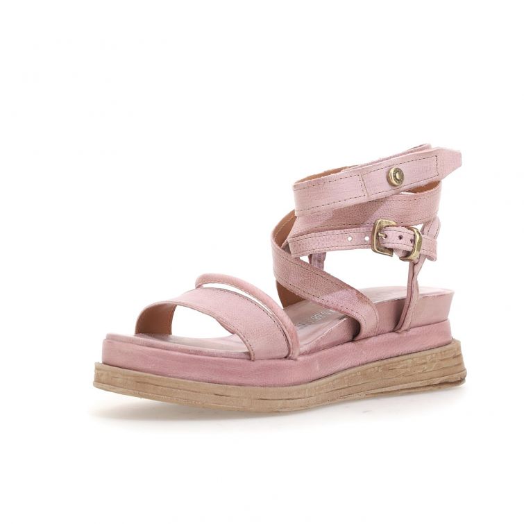 SANDALI LEXI Lagos 2.0: doppia suola, pelle pregiata e design unico per un look grintoso e femminile. Scopri il tuo stile con stile.

