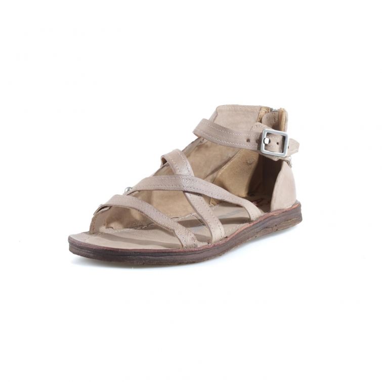 Sandali Ralph A.S.98 in pelle beige con fascette incrociate, cinturino regolabile e suola flat dal design artigianale.