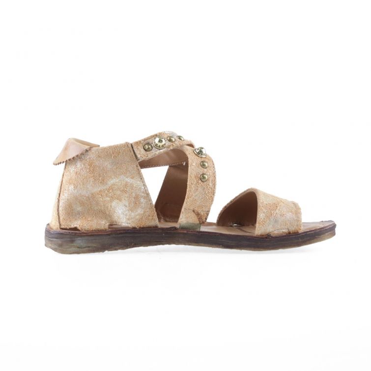 SANDALI RIANNA Eleganza naturale con dettagli grintosi