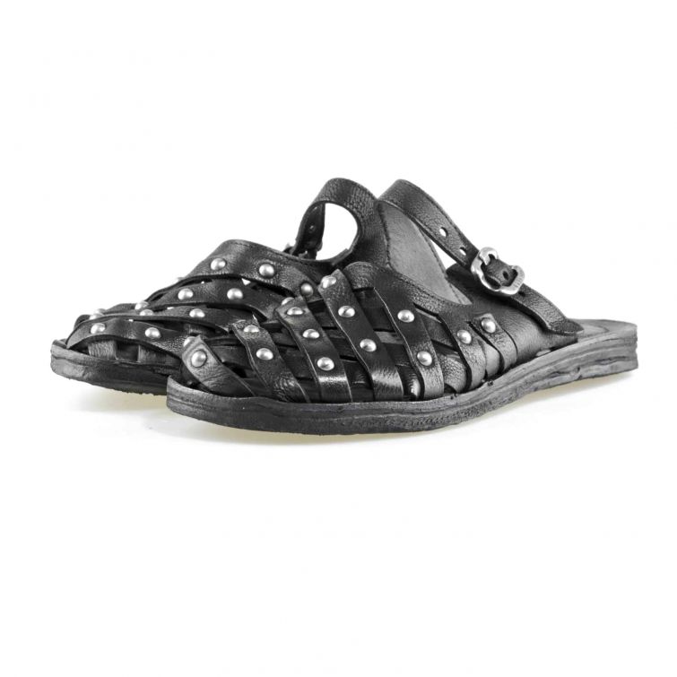 Sandali Rissia A.S.98 in pelle nera con tomaia intrecciata, borchie metalliche, fibbia regolabile e suola flat artigianale.