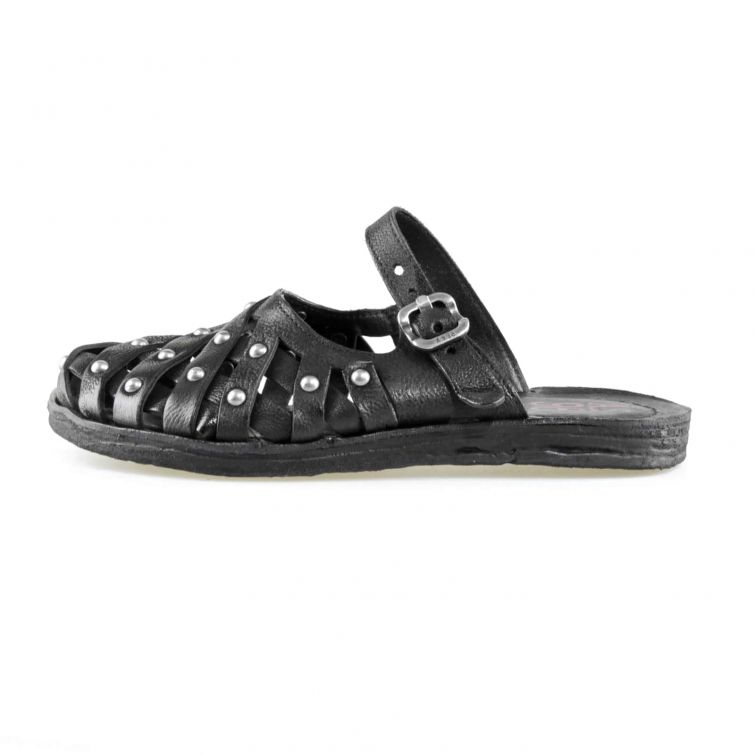 Sandali Rissia A.S.98 in pelle nera con tomaia intrecciata, borchie metalliche, fibbia regolabile e suola flat artigianale.