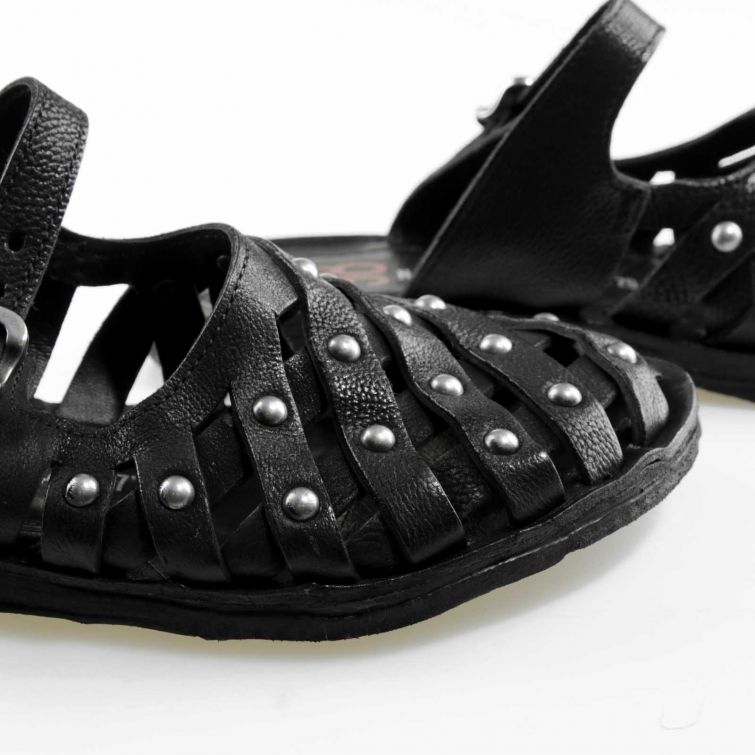 SANDALI RISSIA in pelle nera con borchie e fibbia