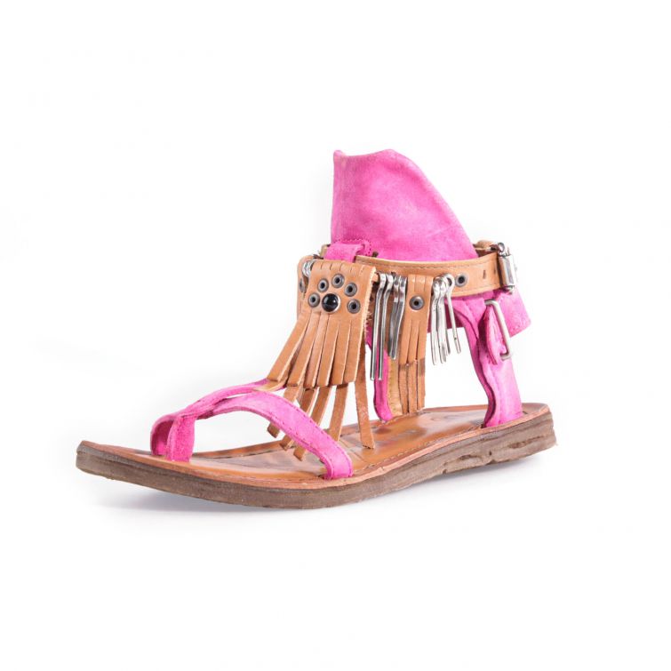 Sandali Rowa A.S.98 in pelle fucsia con frange e dettagli metallici, suola piatta e design boho chic estivo da donna