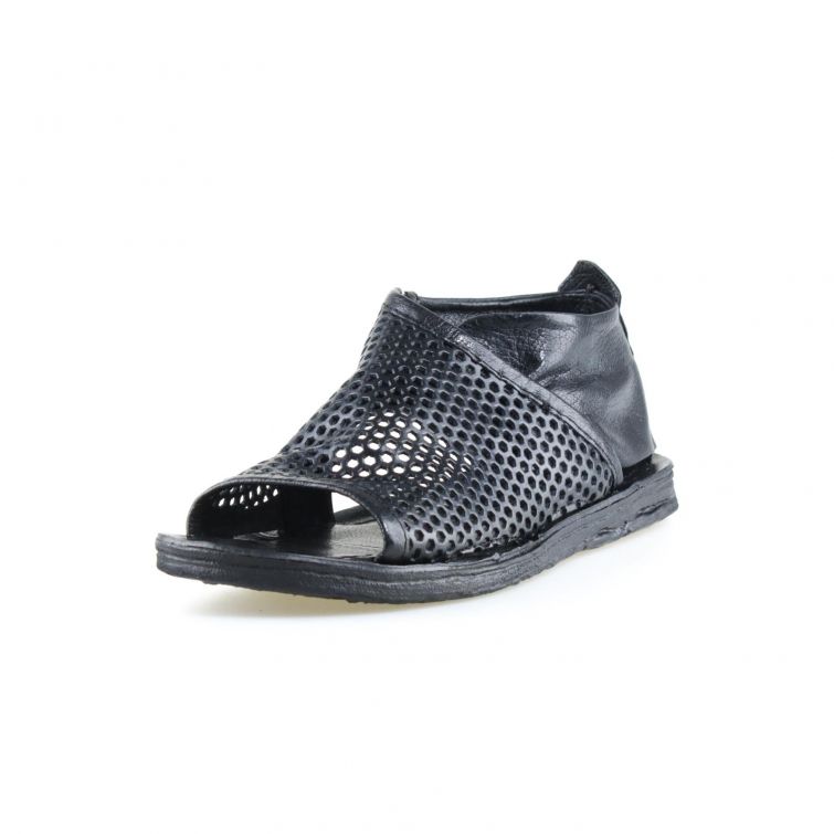 Sandali Reiley A.S.98 in pelle nera traforata con punta aperta e suola piatta, design comodo e urbano.