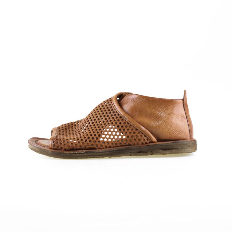 Sandali Reign A.S.98 in pelle traforata color cuoio con suola flat e design artigianale estivo elegante e confortevole.