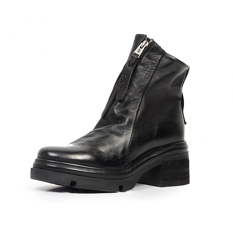 Stivaletti A.S.98 in pelle nera con zip metalliche, suola carrarmato e tacco 6,5 cm.
