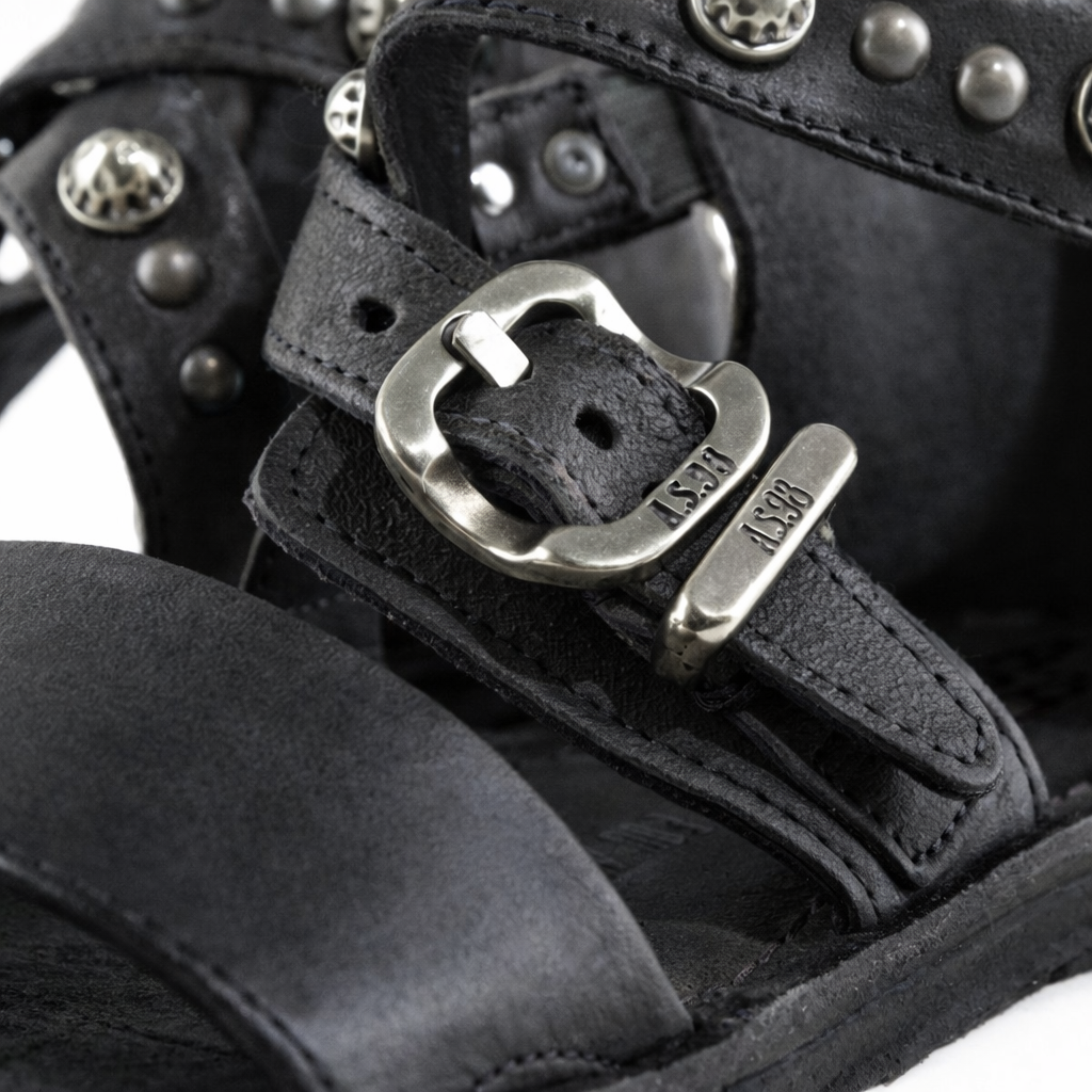 SANDALI RIANNA in pelle nera con borchie e fibbia argento