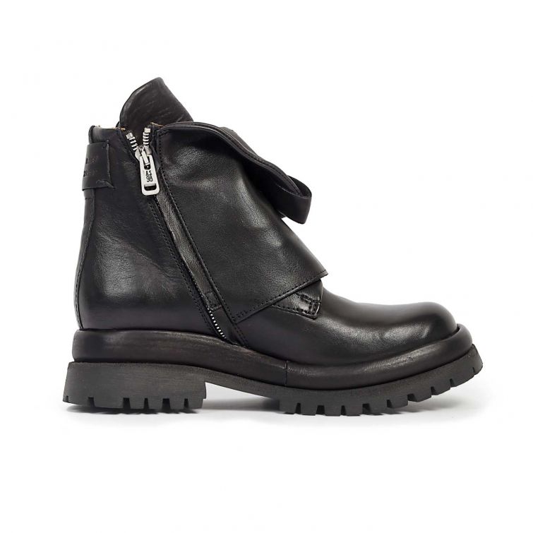 Stivaletti Darryl A.S.98 neri in pelle stile biker con fibbia metallica e suola carrarmato