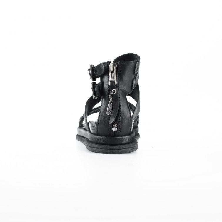 Sandali Sehrisa A.S.98 in pelle nera con doppie fibbie metalliche e suola bassa, stile rock elegante da donna