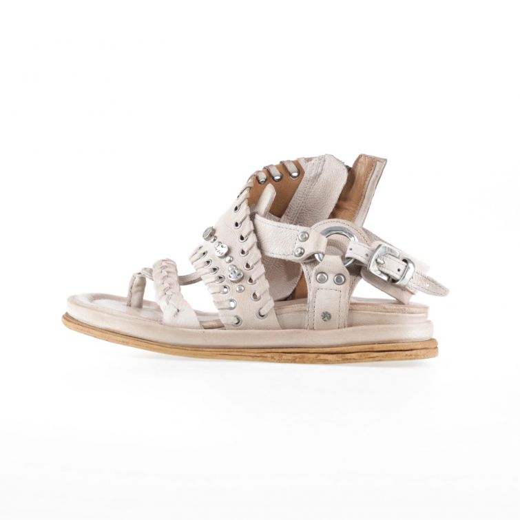 Sandali Slaine A.S.98 in pelle beige con borchie e fasce intrecciate, design artigianale italiano stile rock estivo