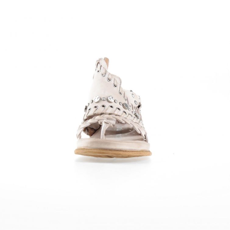 Sandali Slaine A.S.98 in pelle beige con borchie e fasce intrecciate, design artigianale italiano stile rock estivo