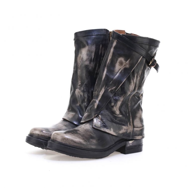 Stivaletti Amara Archè in pelle sfumata nera con zip e fibbia, stile rock ribelle.