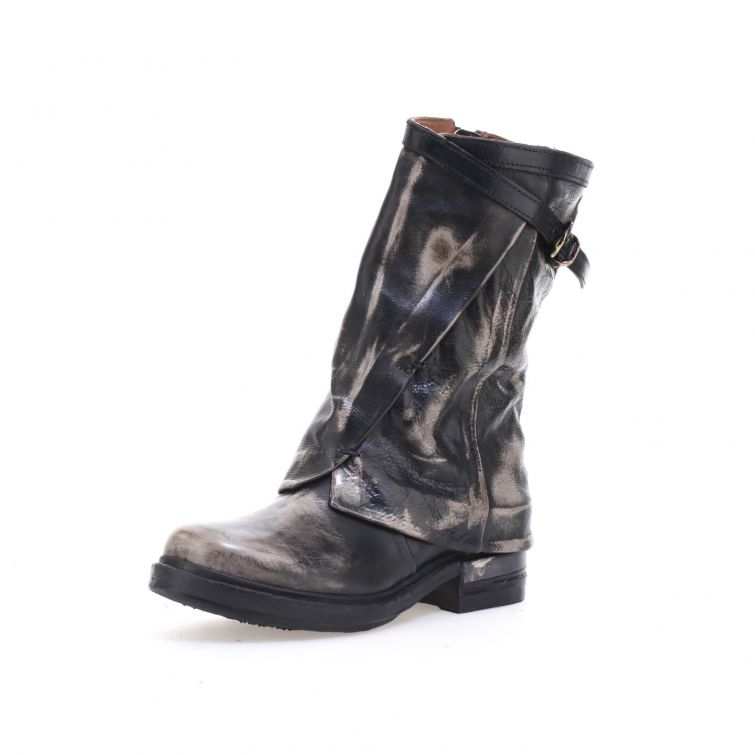 Stivaletti Amara Archè in pelle sfumata nera con zip e fibbia, stile rock ribelle.