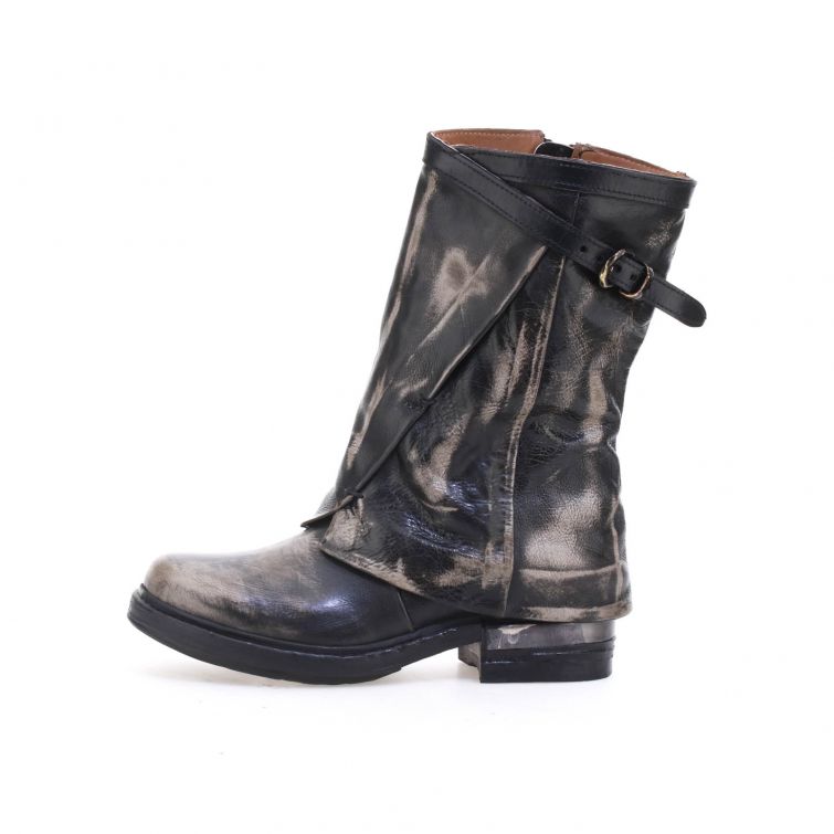 Stivaletti Amara Archè in pelle sfumata nera con zip e fibbia, stile rock ribelle.