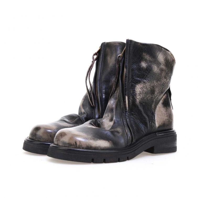 Stivaletti REGENA A.S.98 in pelle nera con suola in gomma e dettaglio metallico sul tallone, design artigianale Made in Italy.