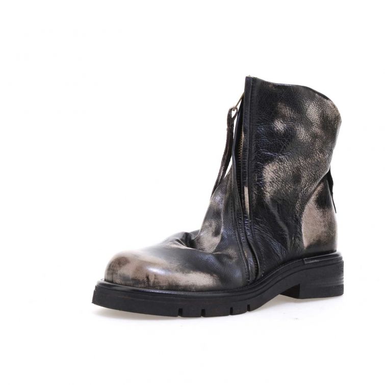 Stivaletti REGENA A.S.98 in pelle nera con suola in gomma e dettaglio metallico sul tallone, design artigianale Made in Italy.