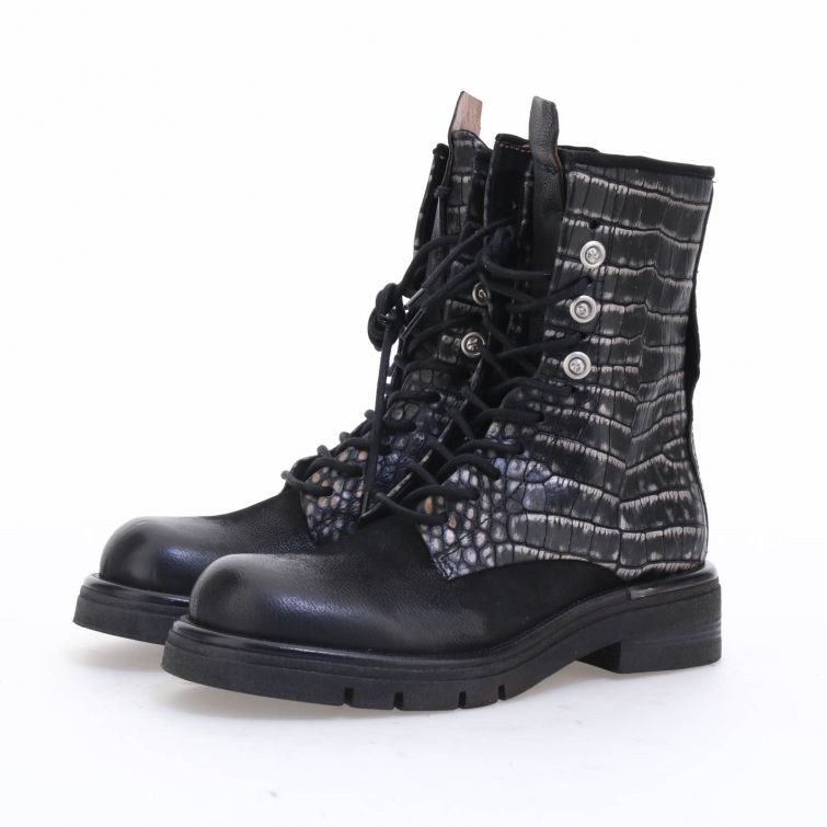 Stivaletti Raine Ruby in pelle nera con texture animalier e dettaglio metallico sul tallone.