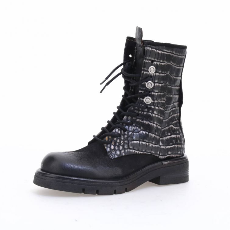 Stivaletti Raine Ruby in pelle nera con texture animalier e dettaglio metallico sul tallone.