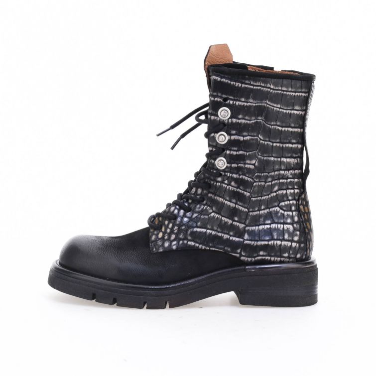 Stivaletti Raine Ruby in pelle nera con texture animalier e dettaglio metallico sul tallone.