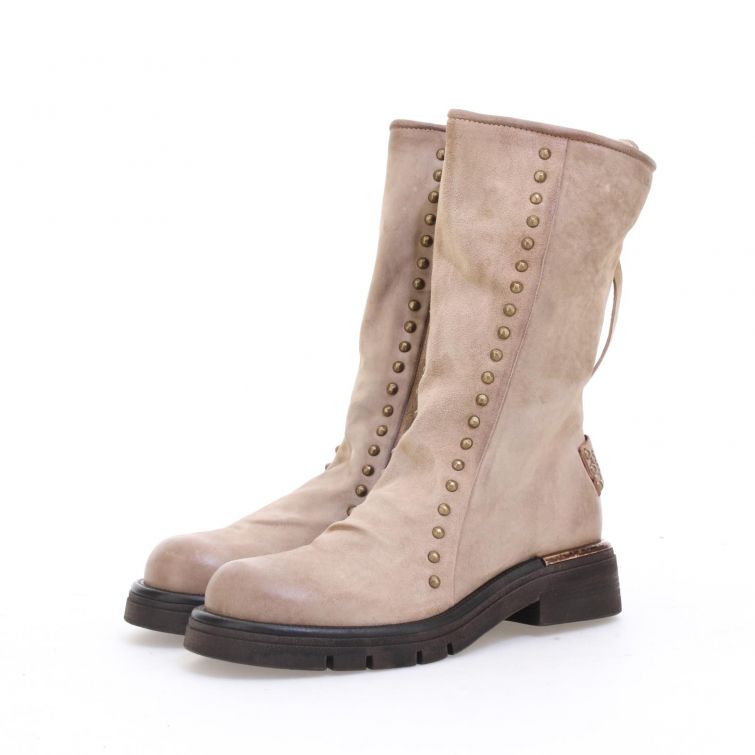 Stivaletti Revel in pelle beige con borchie, tacco in gomma e dettaglio metallico