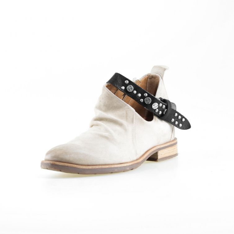 Stivaletti Ismera A.S.98 in pelle beige con cinturino borchiato stile urbano