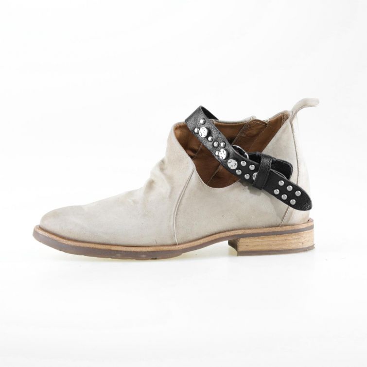 Stivaletti Ismera A.S.98 in pelle beige con cinturino borchiato stile urbano